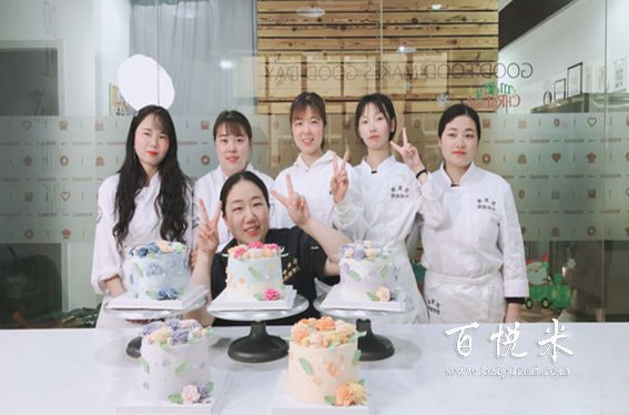 去專業(yè)的西點(diǎn)學(xué)校培訓(xùn)會(huì)有什么優(yōu)勢(shì)?有人說(shuō)說(shuō)嗎？